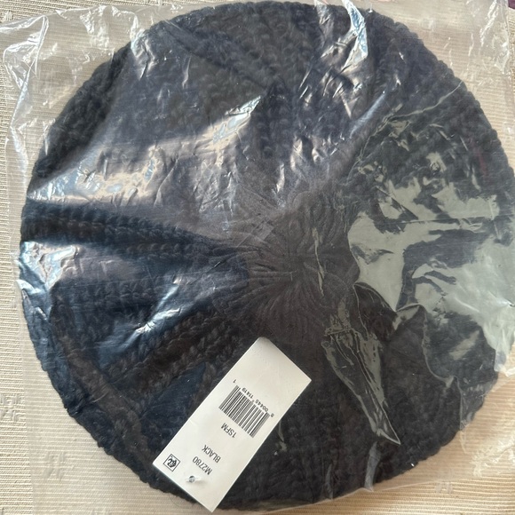 NWT black knit beret by Steve Madden. - Picture 6 of 6